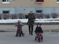 FIN2017-83  Mom taking care of the traffic : Flytja, Finnland vor 2018